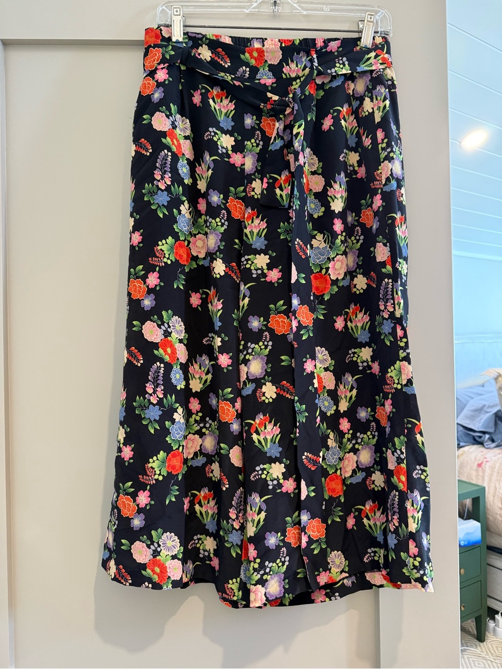 Nieves Lavi Navy Floral Midi Pants with Tie Waist